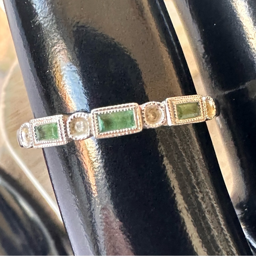 14K White Gold Green Stone & Clear Accent Band Ring Size 7 Stackable - Picture 4 of 16